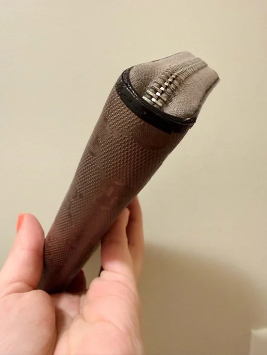 *Authentic* Gucci - Monogram Zippy Wallet - Picture 8 of 15